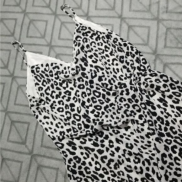 Express Cheetah Flowy Midi Dress - Picture 3 of 5